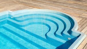 O design personalizado de piscinas se destaca pela sua singularidade e adaptabilidade. Com um projeto feito sob medida para o seu espaço, você poderá aproveitar ao máximo cada centímetro disponível.