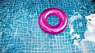 Flutuadores e boias para piscinas são acessórios infláveis ​​projetados para proporcionar uma experiência de flutuação na água.